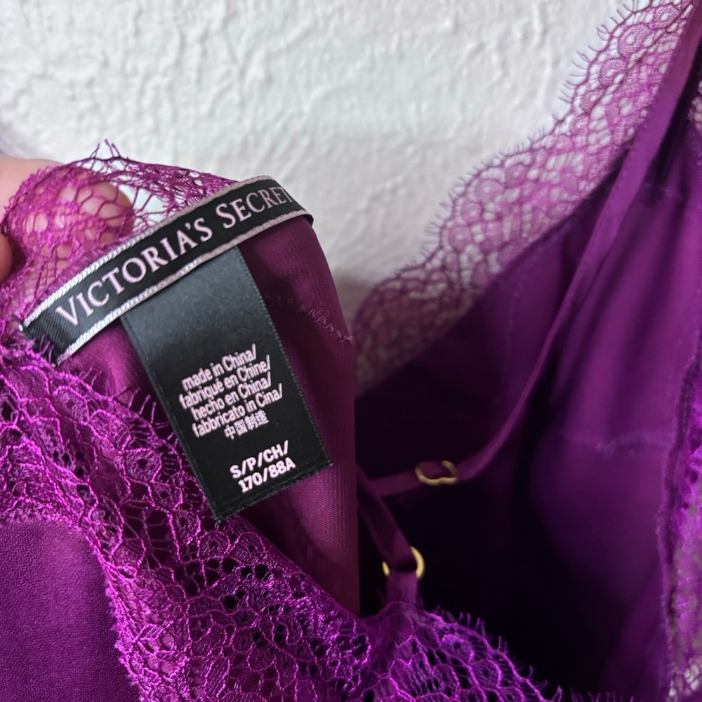 Victoria’s Secret Slip Dress With Lace Detail and Gold Hardware - Size Small 🎀 - Picture 3 of 5